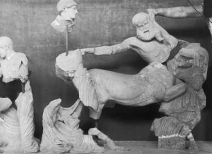 Westgiebel, Theseus (M)