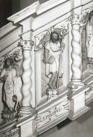Kanzel : Kanzel. Holz, weiß und golden gefasst. 1666. Detail: Apostel Philippus von der Treppenbrüstung. Haldensleben, Stadtkirche