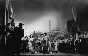 Szenenbilder aus der komischen Oper "Carmen" von Georges Bizet an der Komische Oper Berlin