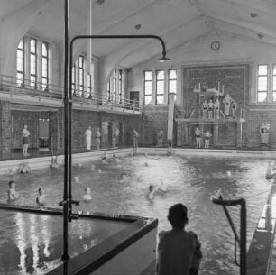 Sprungturm im Schwimmbad