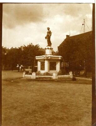 Marktbrunnen : Marktbrunnen. Metall, Stein (1912/13; C. Brose). Alt-Homberg, Bismarckplatz