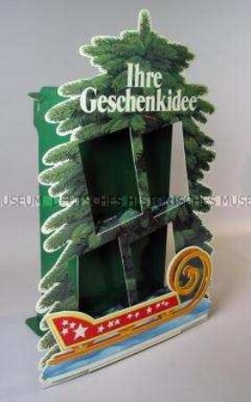 Werbeaufsteller mit Werbeaufdruck für "ERNTE 23"-, "Peter Stuyvesant"-, "R6"- und "ATIKA"-Zigaretten, Weihnachtsbaum
