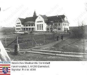 Bad Nauheim, Elisabeth-Haus (Kinderheim) / aus der Sicht des Gärtnereigrundstücks von Heinrich Krämer mit zwei Passanten davor - im Hintergrund rechts das Gradierwerk