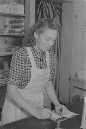 Hilda Stefan, Verkäuferin in Panschwitz-Kuckau und Kandidatin des Dorfparlaments des Kreises Kamenz. : Hilda Stefanec, předawarka w Pančicach, kandidatka do Kamjenskeho wokrjesneho sejma.