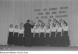 Chor und Chorleiter beim Bezirksausscheid der Volkskunstgruppen 1954