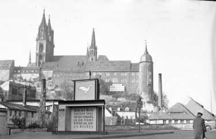 Beschreibung: Blick vom linkselbischen Teil der Elbbrücke auf Burgberg mit Meißner Dom und Albrechtsburg, im Vordergrund Werbebauten und Plakate zu den 3. Weltfestspielen der Jugend und Studenten