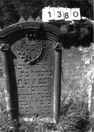 Grabstein 1380 (Index: 100098213) Maße HxBxT: 125x60x7 cm Symbolik: Krone und Kranz: Grabstein 1380