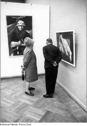 Dresden-Altstadt. Albertinum. VII. Kunstausstellung der DDR, 05.10.1972-25.03.1973. Seitenkabinett mit Ausstellungsbesuchern