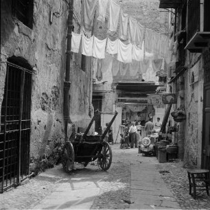 Palermo, Alltagsleben, Blick durch eine Gasse zu einem Verkaufsstand