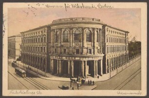 Ansichtskarte „Museum für Völkerkunde“ und Straßenbahn, Stresemannstraße, koloriert