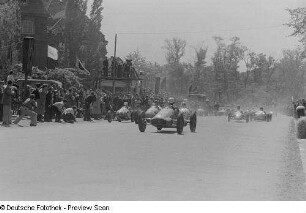 Fahrende Sportwagen auf der Piste beim 6. Leipziger Stadtparkrennen