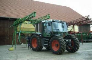 Fotografie: Traktor, Systemtraktor, Feldspritze angebaut