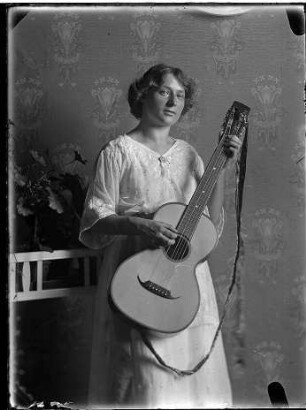 Patient, weiblich, oder Personal mit Gitarre