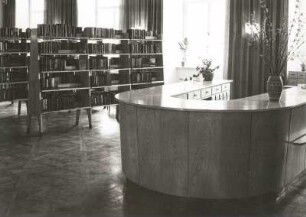 Bautzen. Kreisbibliothek. Benutzerraum mit Buchregalen und Ausleihtheke