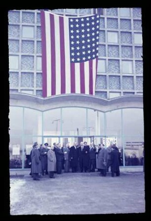 Heuss vor Ged.bibliothek 29.1.55.