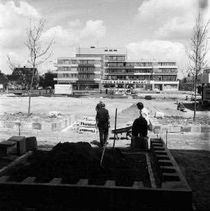 Rathausplatz: in Bau: Anlegen der Baum- und Blumenbeete: Blick Richtung Norden auf die moderne Randbebauung: hinten links Reeshoop (später Manfred-Samusch-Straße)