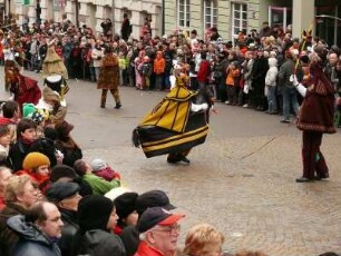 Rottweiler Narrensprung : Der größte und traditionsreichste Narrenumzug Baden - Württembergs wird in Rottweil dreimal im Jahr veranstaltet, am Fasnetsmontag und am Fasnetsdienstag. Tausende Narren ziehen durch die Stadt, auch Kleinkinder werden schon mit Masken verkleidet. Bild: Narren vor einer steinernen Madnonna. Aufgenommen am Fasnetsdienstag 2008. Foto Uwe Gerig.
