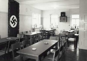 Roßwein, Chemische Fabrik Dr. Graff. Speiseraum der Belegschaft mit Hakenkreuzfahne und Volksempfänger