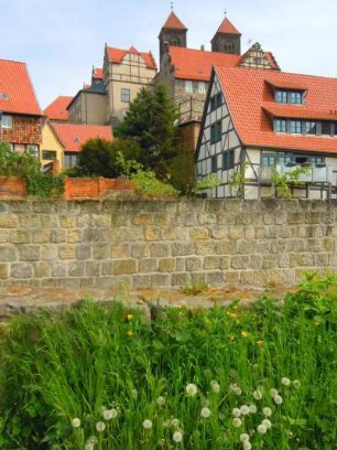 Quedlinburg - Stiftskirche : Stiftskirche und Stadtmauer, aufgenommen in Quedlinburg am 26. April 2014. Foto Uwe Gerig