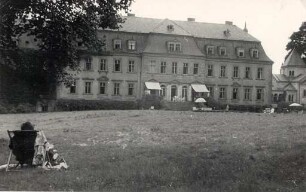 Erholungsheim der Technischen Hochschule im Schloss in Gaußig, Parkansicht : Wočerstwjenišćo Drježdźanskeje techniskeje wyšeje šule w Husčanskim hrodźe, napohlad z parka