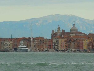 Venedig - Berge hinter der Altstadt : Bei besonderer Wetterlage sind hinter Venedig die Berge der Alpen zu sehen. Aufgenommen am 9. August 2011