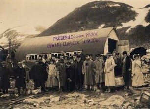 Spitzbergen. Smerenbergbucht. Touristen und Besatzungsmitglieder eines Kreuzfahrtschiffes vor der Wellmannhütte