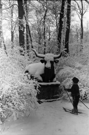 Berlin: Verschneiter Tiergarten; Büffels-Hirschplastik