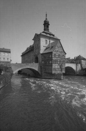 Bamberg: Rathaus mit Fachwerkvorbau von der Regnitz