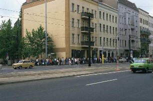 DDR. Berlin-Mitte. Straßenbild mit langer Warteschlange