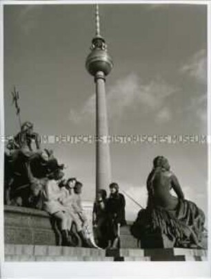 Mädchen am Berliner Neptun-Brunnen