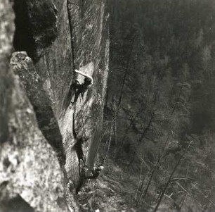 Sächsische Schweiz. Affensteine, Wolfsfalle. Bernd Arnold und Günter Lamm an der "Berührung", Erstbegehung 15. April 1984