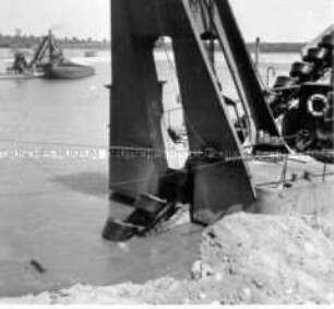 NS-Musterbetrieb Hanseatische Kieswerke, Schwimmbagger.
