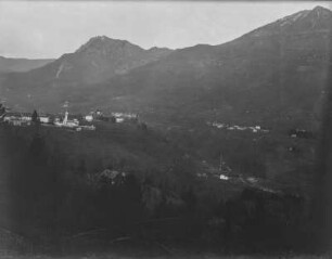 Panoramablick : Blick über eine bergige Landschaft mit einzelnen Siedlungen