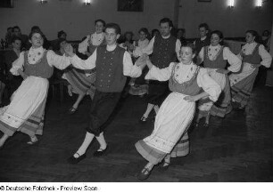 Tanzende Paare in Tracht beim Kreisausscheid der Volkskunst