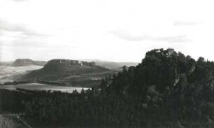 Sächsische Schweiz. Kleiner Bärenstein. Ostsporn mit Berggasthaus. Blick nach Süden gegen Pfaffenstein und Königstein
