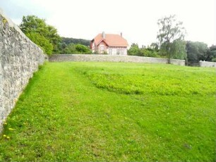 Grossentaft-Kirchhof im Nordosten mit Kirchhofmauer (Wehrgang mit Steinbrüstung im 18 Jh nach Auflassung des Kirchhofes abgetragen) im Verlauf