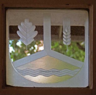 Kreistagssitzungssaal: Fensterfront: Wappen der Gemeinde Meddewade