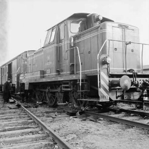 Bahnunfall: Bahnhof Bad Oldesloe: beim Rangieren entgleiste Rangierlokomotive auf Weiche: vorn Gleise: hinten links Güterwaggon: davor Bahnarbeiter