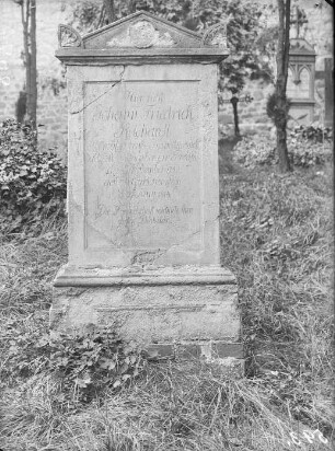 Nahaufnahme des Grabsteins mit Inschrift von Johann Friedrich Reichardt auf dem Friedhof St. Bartholomäus vor der Erneuerung.