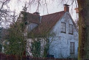 Damm 5: traufständiges Wohnhaus: Straßenfront mit Zwerchhaus [halb verdeckt]: Giebelseite mit Sprossenfenstern