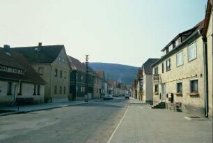 Straßenansicht, rechts Gaststätte