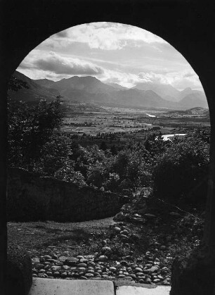 Köttmannsdorf. Blick von der Burg Hollenburg auf einen Gebirgszug