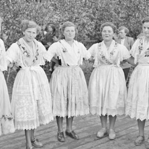 Kulturfest nach der Grundsteinlegung in Briesen. Junge Frauen in festlicher Spreewaldtracht. : Kulturny swjedźeń po połoženju zakładneho kamjenja w Brjazynje. Młode žony w Błótowskej swjedźenskej drasće.