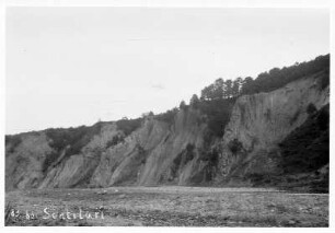 Bei Sentilari/ Rumänien: Landschaft mit Felsmassiv