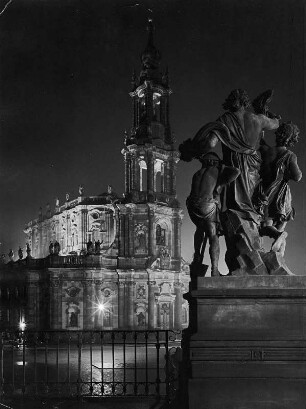 Dresden. Blick von der Brühlschen Terrasse zur Katholischen Hofkirche