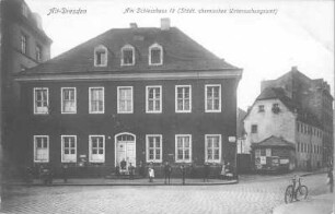 Dresden-Altstadt, Am Schießhaus 19. Wohnhaus (Städtisches Chemisches Untersuchungs-Amt; 1767). Straßenfront mit posierenden Kindern