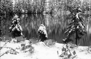 Mummelsee: Gartenmöbel im Schnee