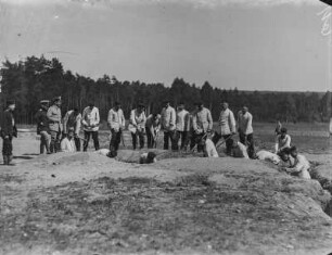 Soldaten beim Graben : Schützen-Füsilier-Regiment „Prinz Georg“ (Königlich Sächsisches) Nr. 108. Eine Gruppe Soldaten hebt einen Graben aus.