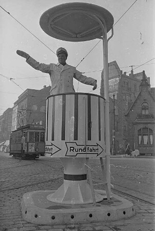 Inbetriebnahme der ersten Verkehrskanzel für Verkehrspolizisten am Rüppurrer Tor.