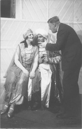 Der Barbier von Bagdad. Oper von Peter Cornelius nach eigenem Libretto. Staatsoper Dresden, Neuinszenierung 17.12.1928 : Meta Seinemeyer als Margiana und Curt Taucher als Nureddin mit Spielleiter Otto Erhardt